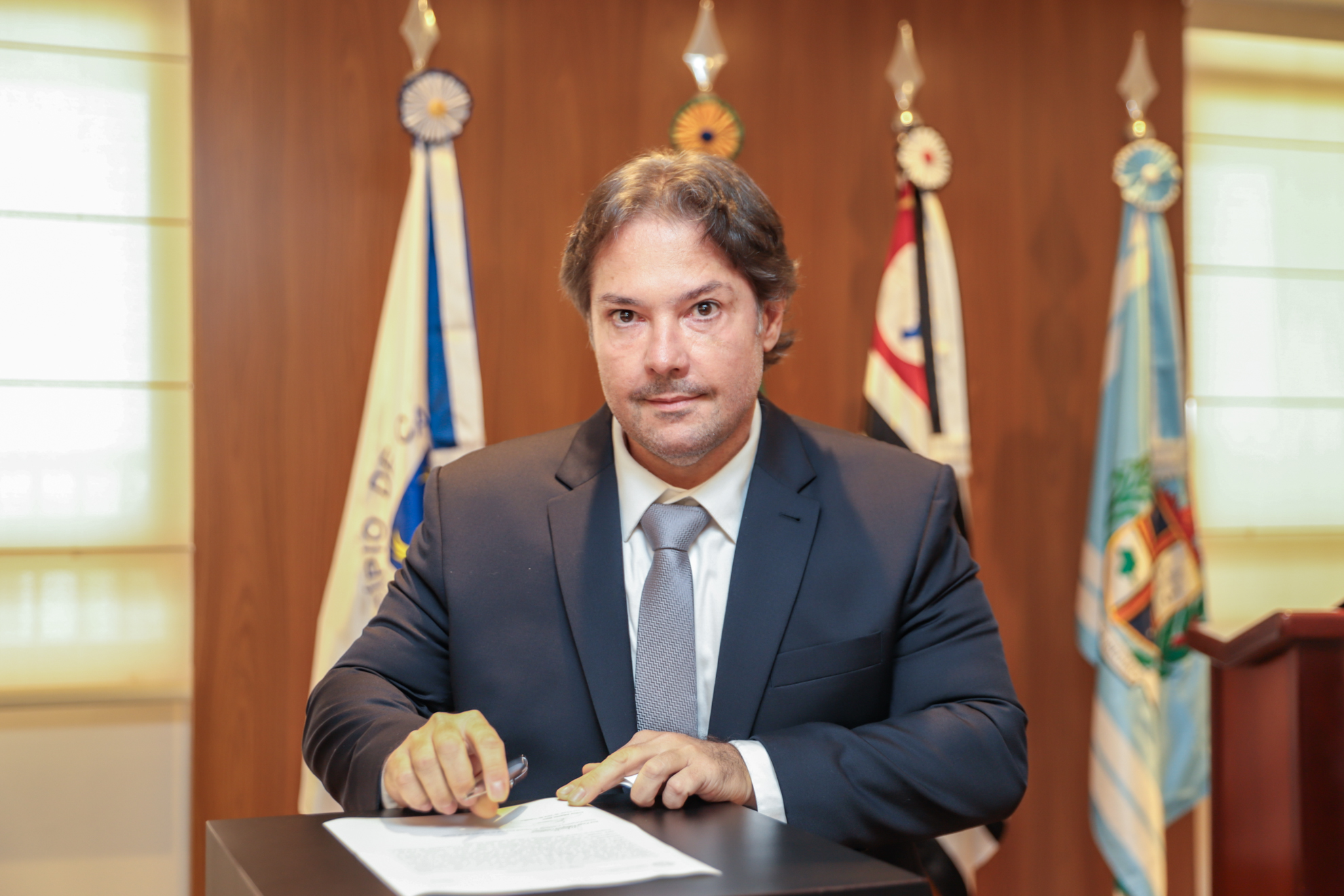 "juiz Arthur assina o termo de posse no púlpito"