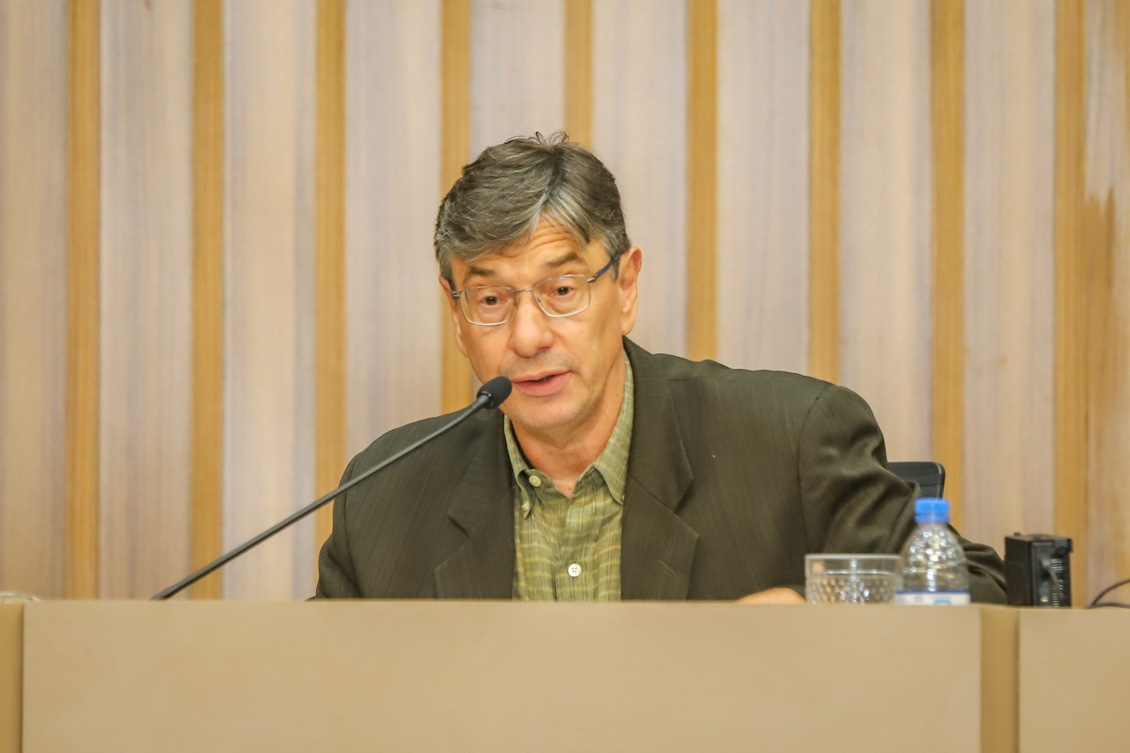 "Márcio Pochmann fala ao microfone"