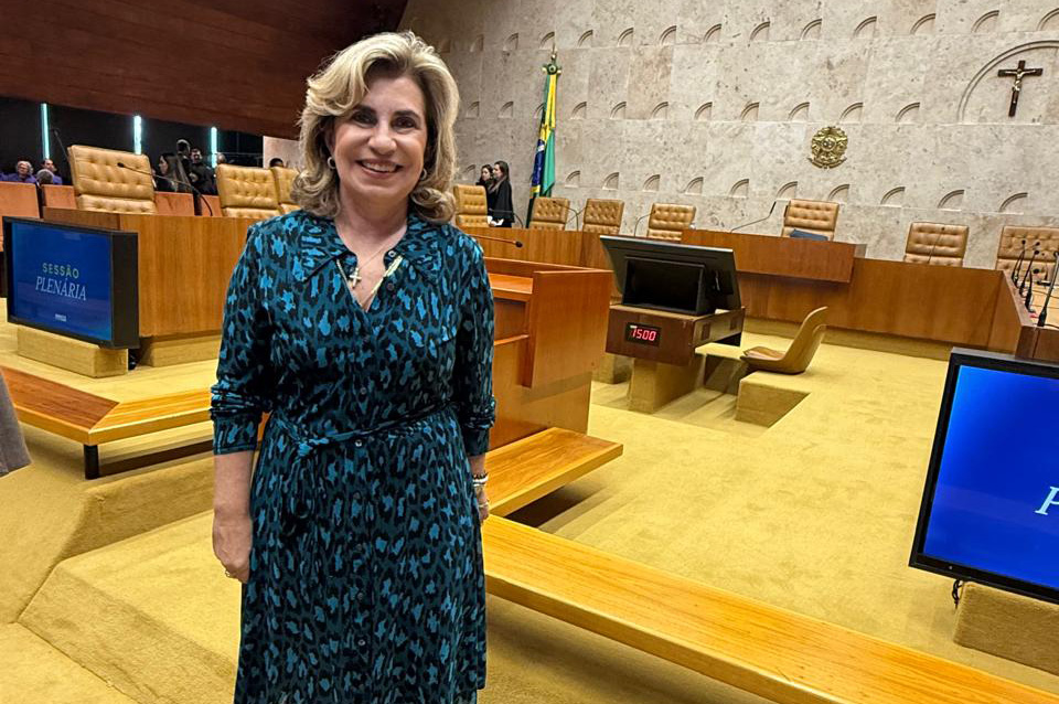 "Dra. Ana Paula posa para foto dentro do plenário do STF"