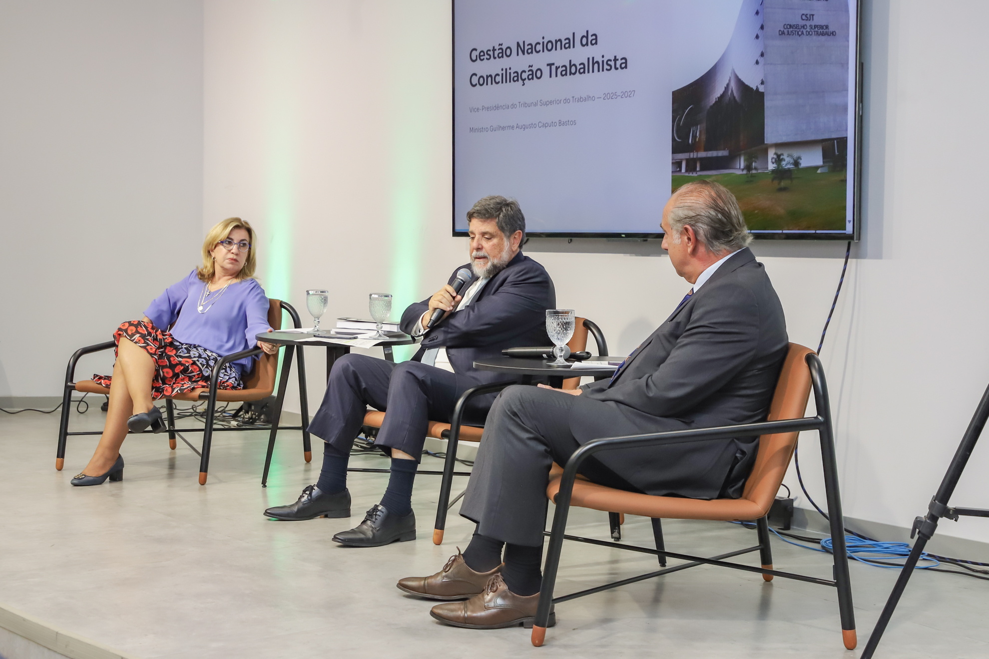 "Sentados estão os três magistrados"