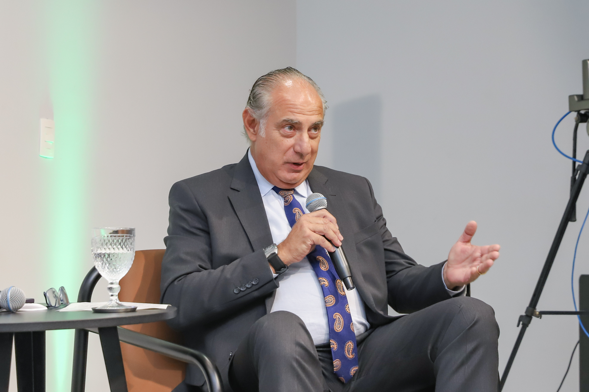 "O desembargador Fábio Aguiar fala ao microfone"