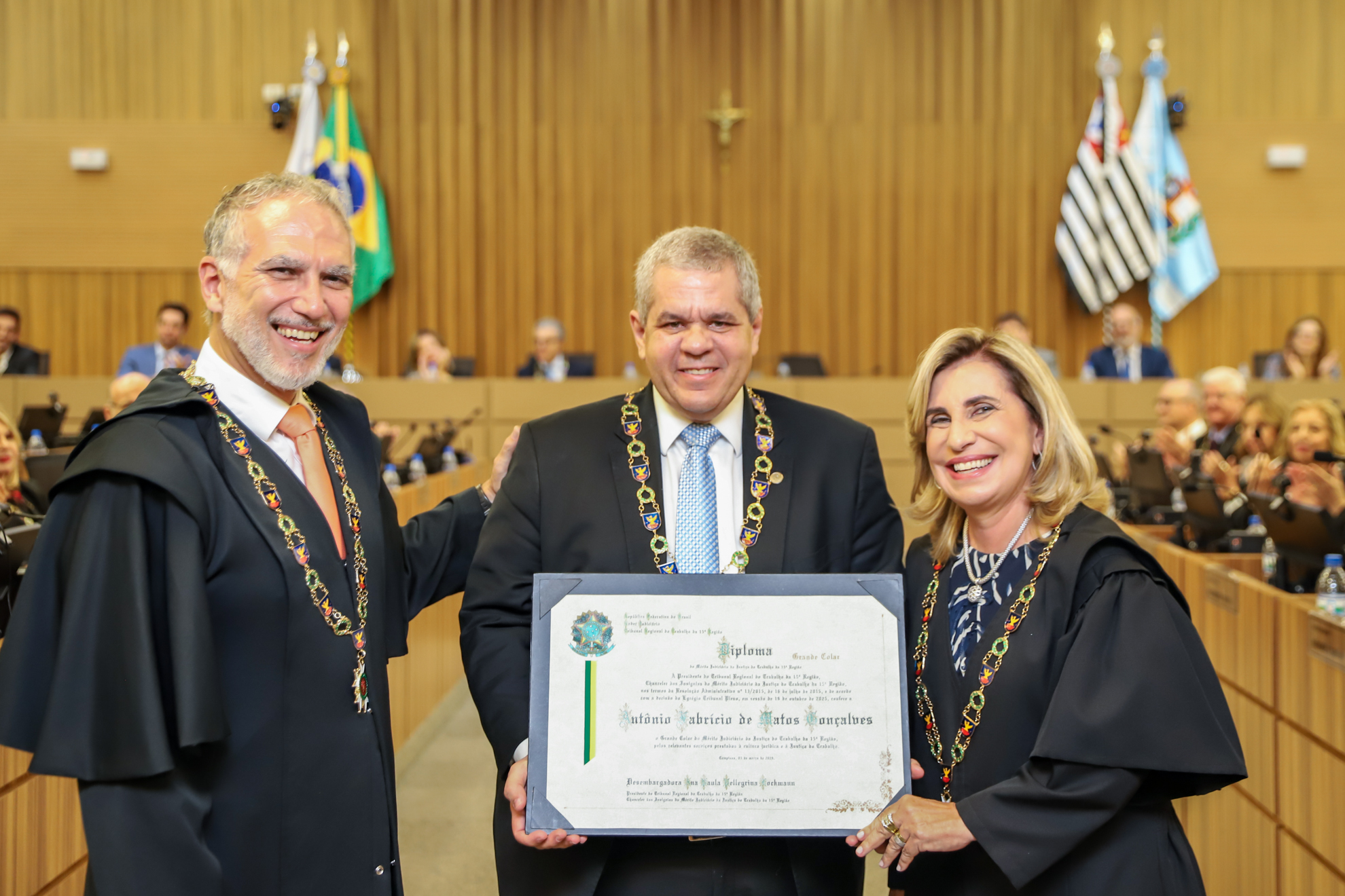"O ministro Antônio Fabrício recebe a homenagem de dois desembargadores"