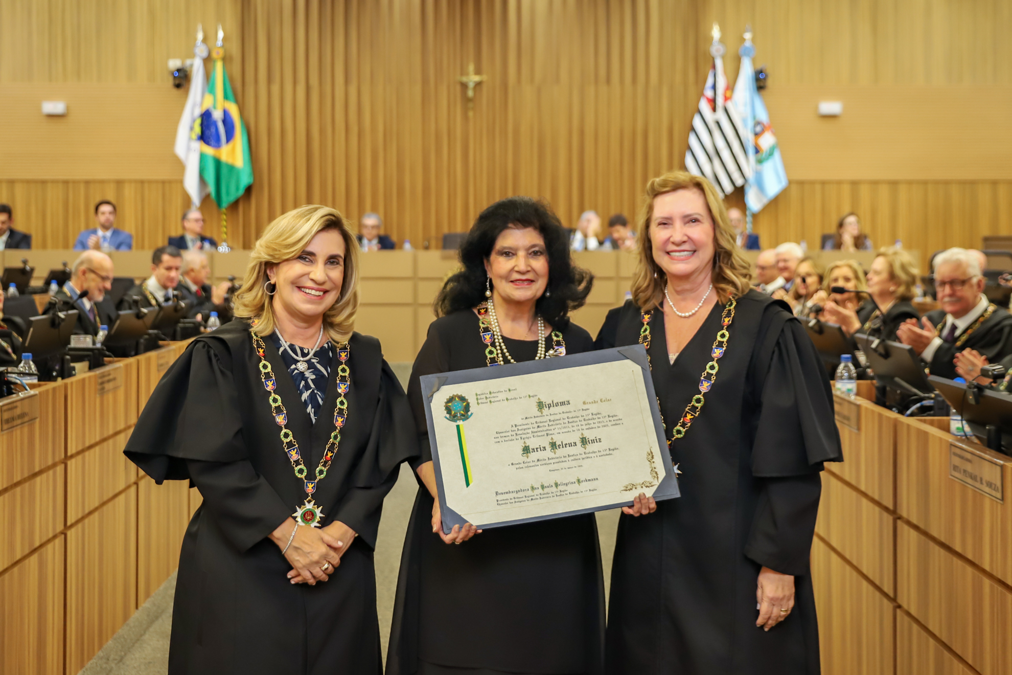 "Maria Helena Diniz recebe homenagem das duas desembargadoras"