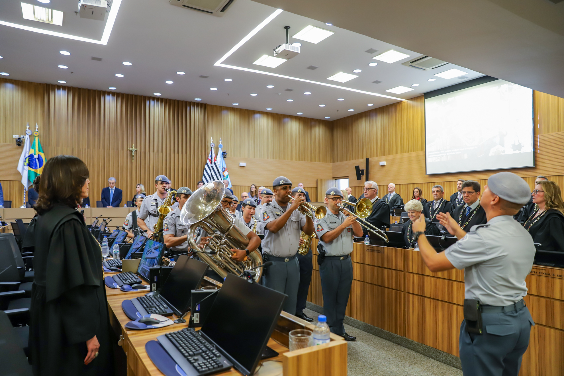"A banda da Polícia Militar se apresenta no centro do Plenário"