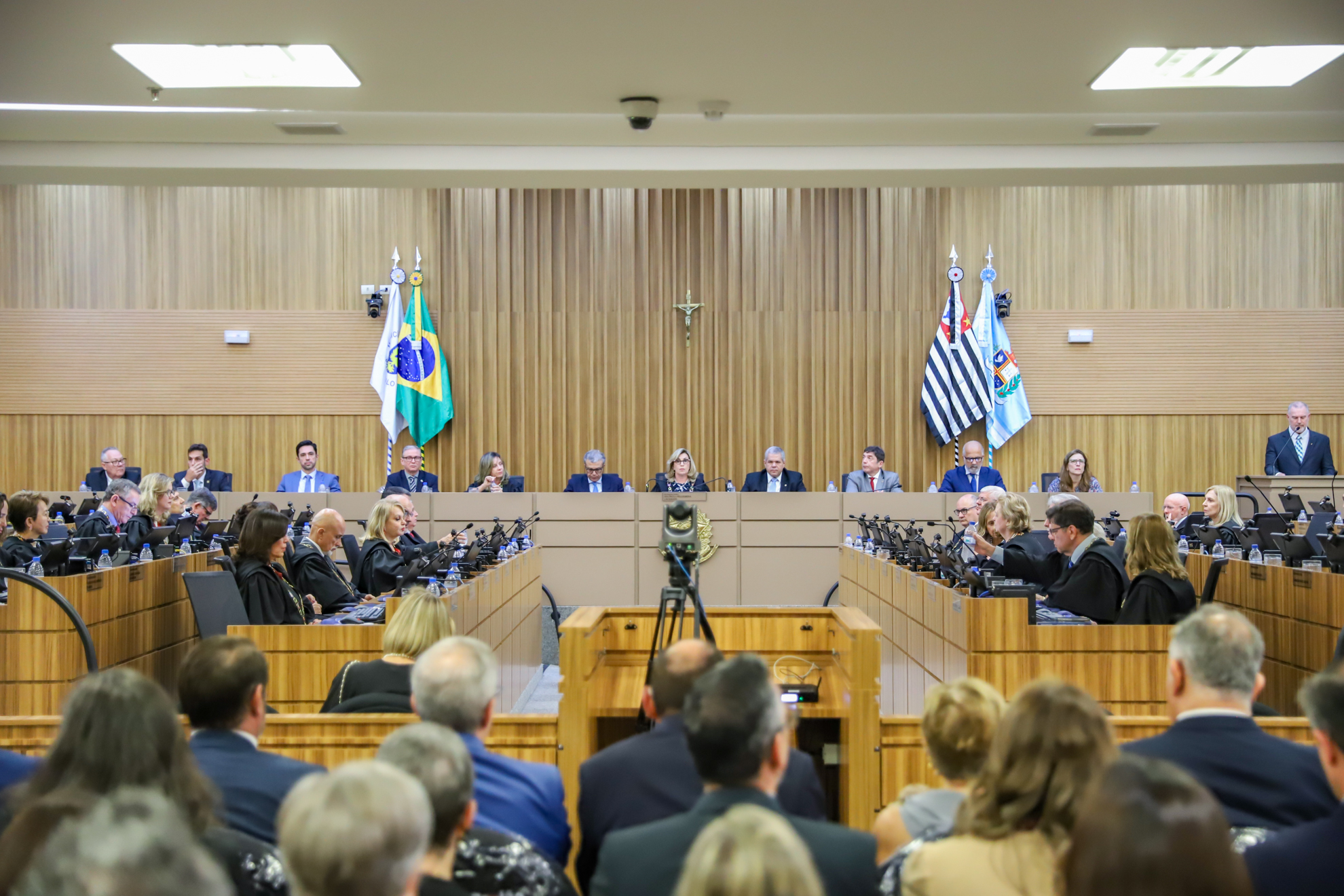 "Foto mostra os participantes da Mesa Alta"