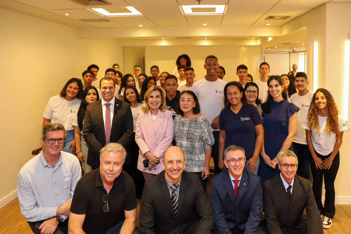 "Foto posada dos aprendizes e das autoridades"