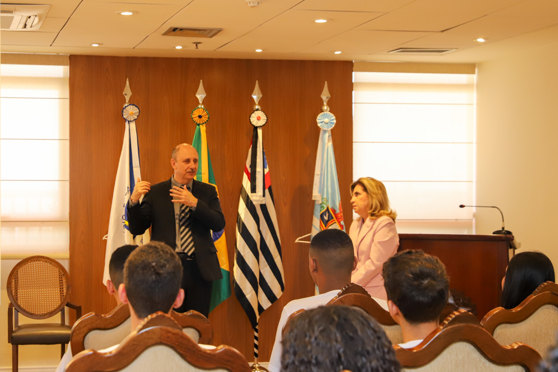 "Carlos Alberto de Oliveria do MTE fala com os adolescentes, ao lado da Dra. Ana Paula"