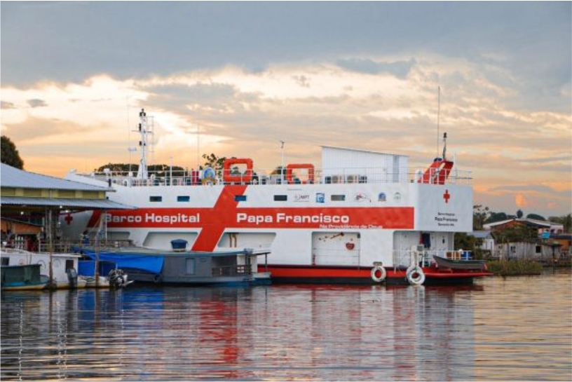 "Barco Hospital de cor branca e vermelha, ancorado em porto no Rio Amazonas"