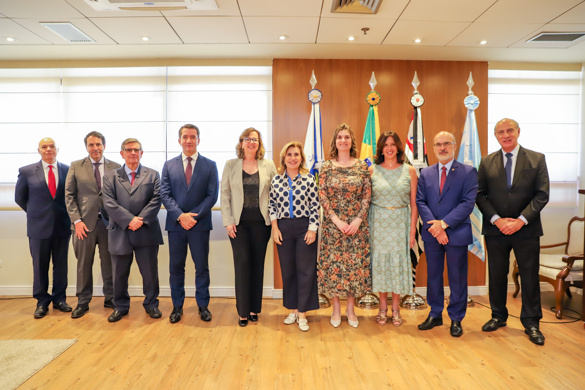 "Foto posada da juíza empossada com a Dra. Ana Paula e os demais desembargadores presentes"