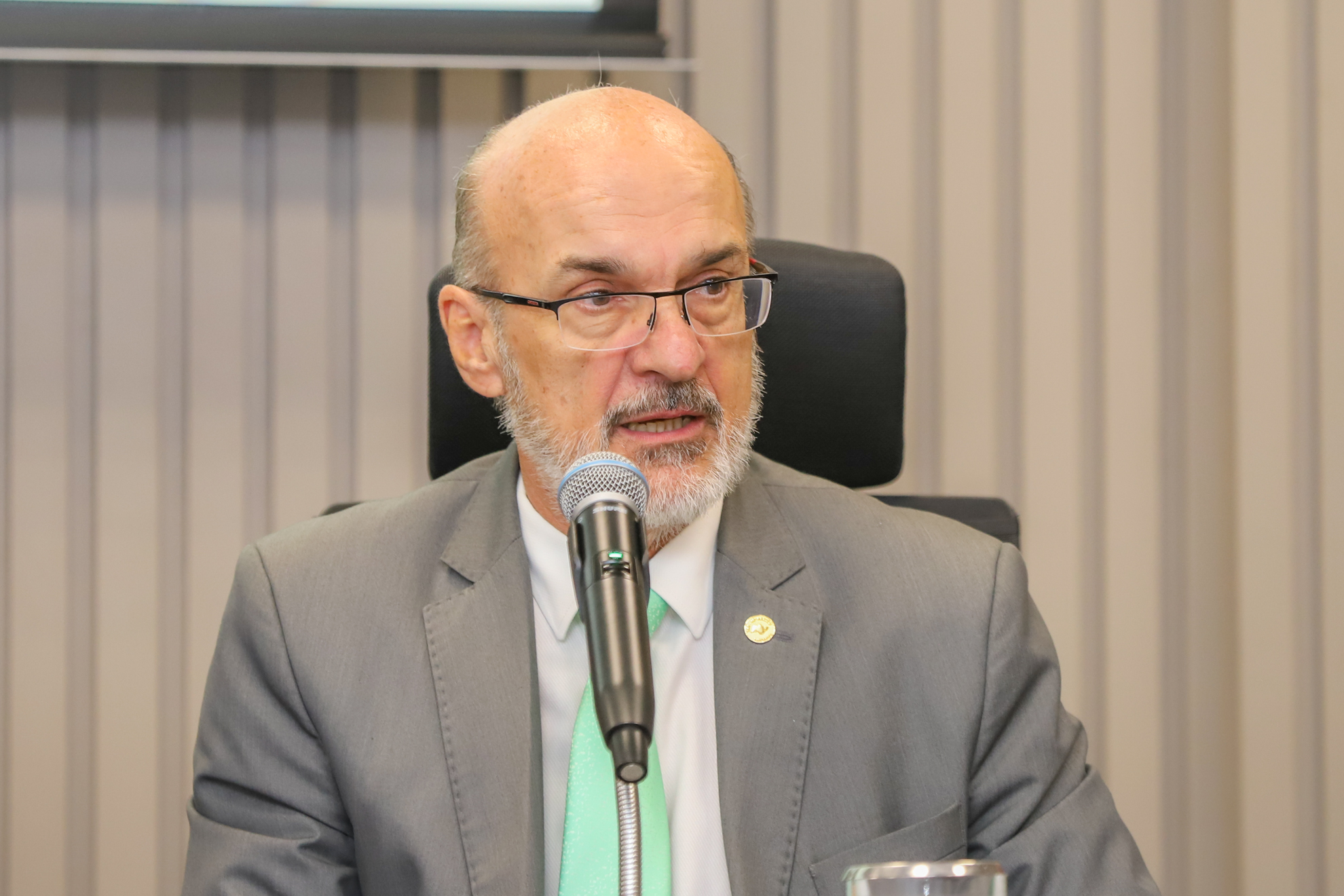 ""#ParaTodosVerem:" desembargador Edmundo fala no microfone"