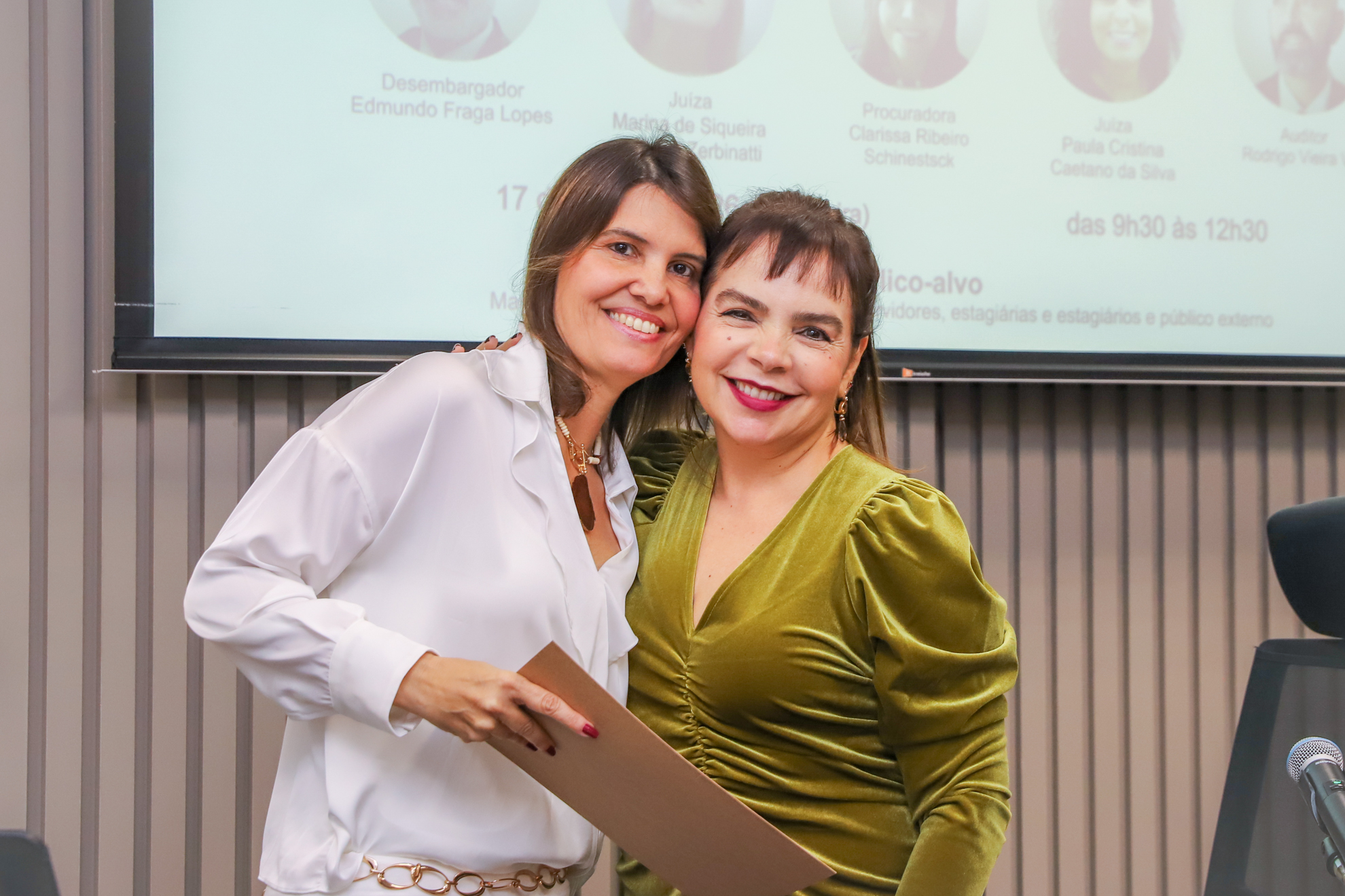 "#ParaTodosVerem: juíza Marina Zerbinatt e procuradora Clarissa posam abraçadas para foto "