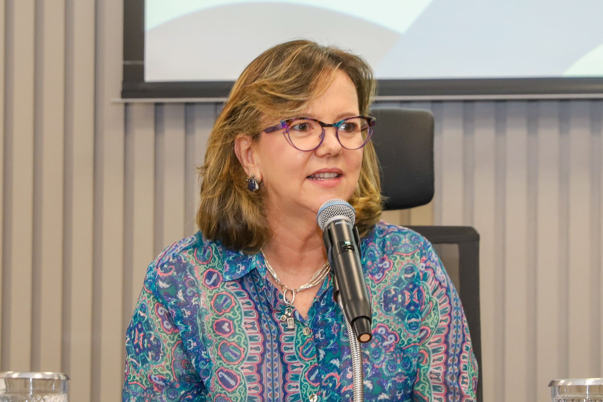 "#ParaTodosVerem:" desembargadora Eleonora fala no microfone