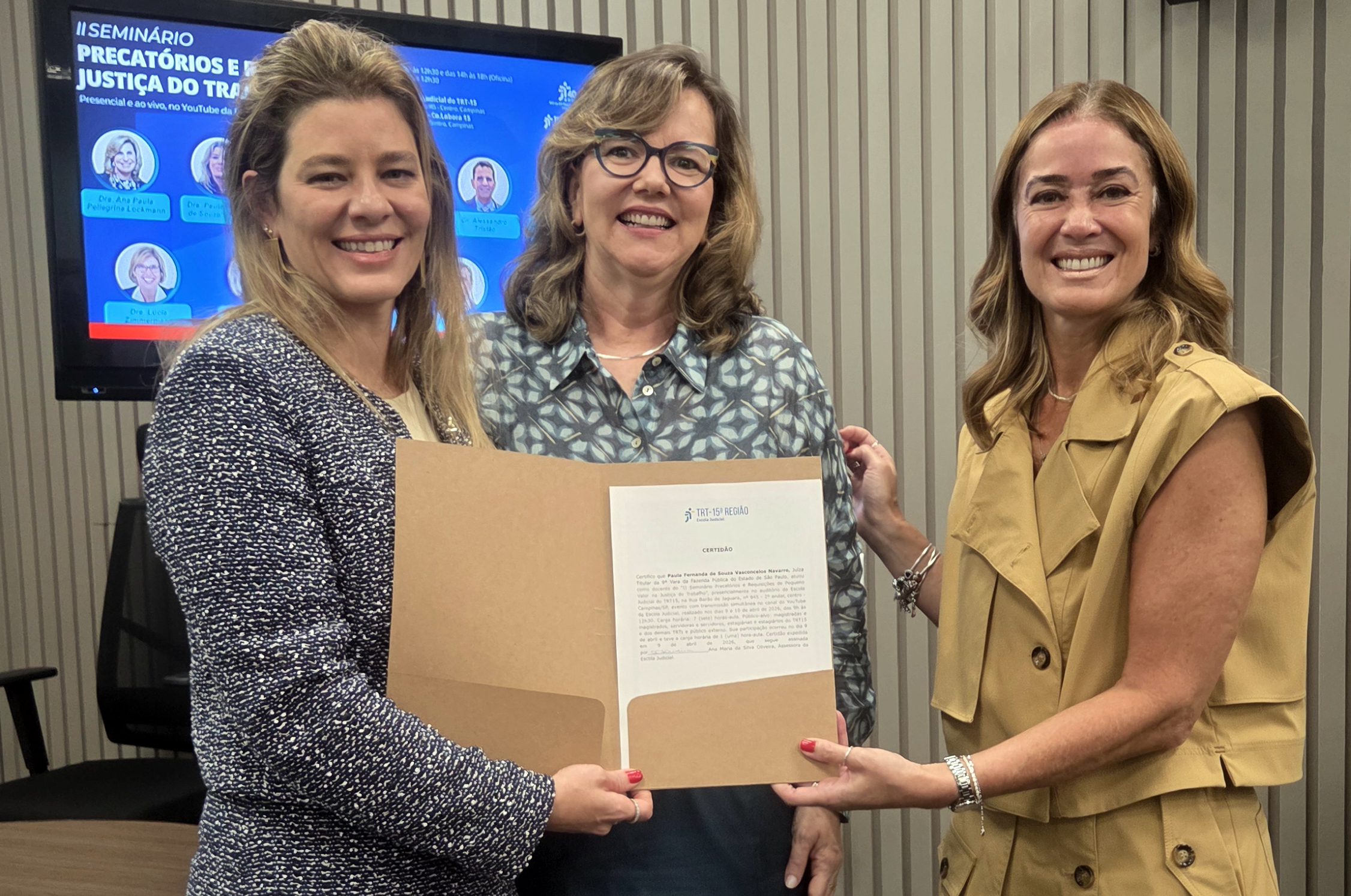 "Dra. Paula recebe o certificado de participação das mãos da Dra. Eleonora e Dra. Daniela"