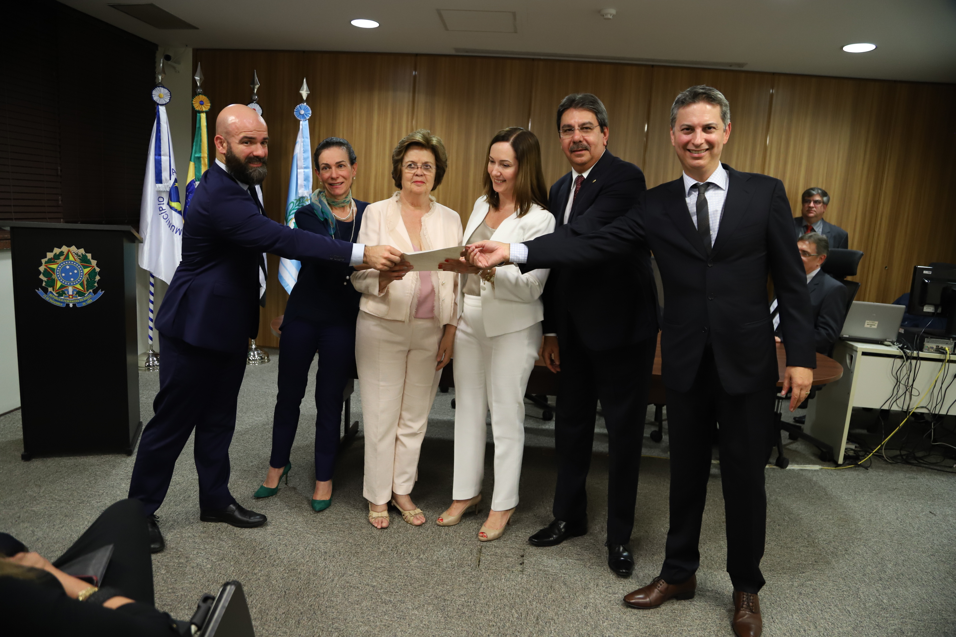 "médica Sílvia Brandalise, recebe valores em entrega simbólica feita pelo Dr. Fernando Borges e membros do MPT no TRT-15"