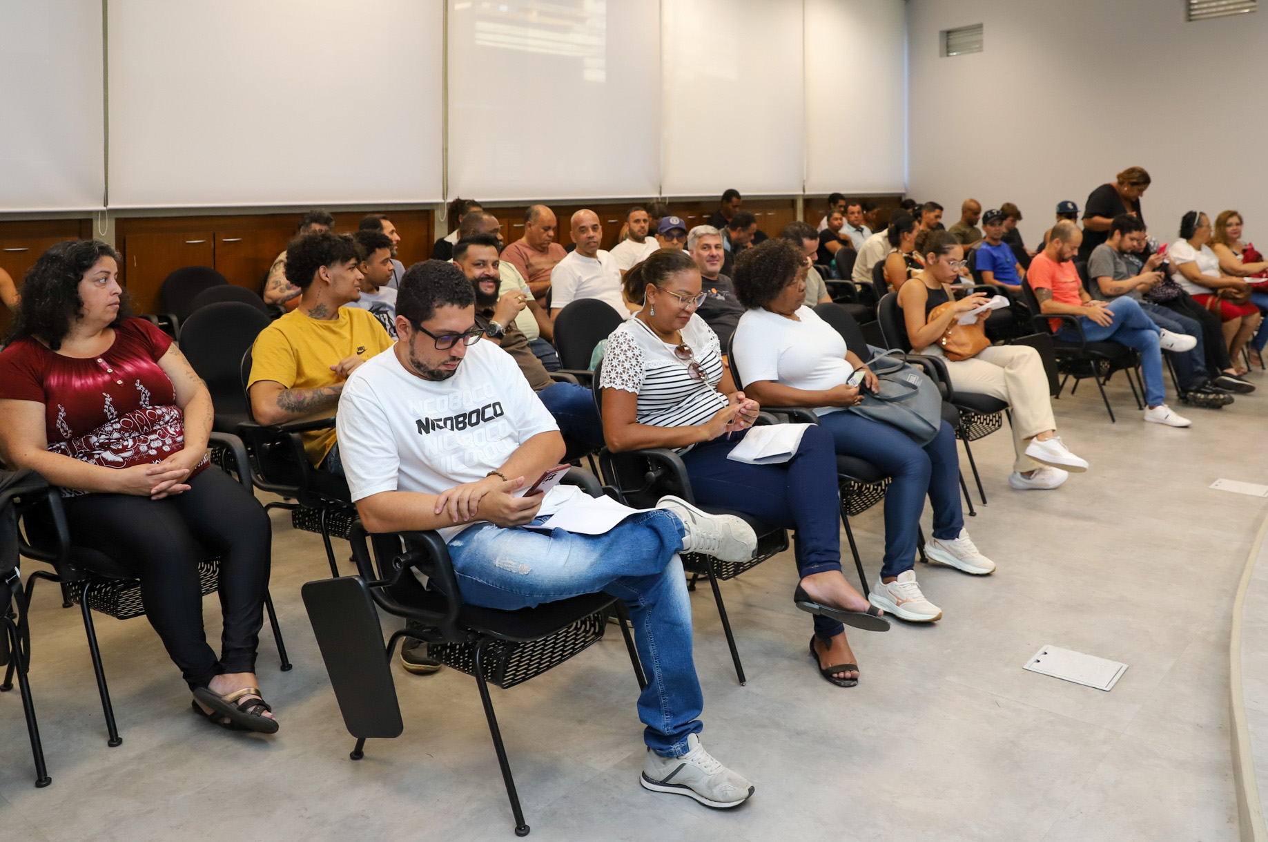 "Auditório lotado de trabalhadores e trabalhadoras aguardando serem chamados"