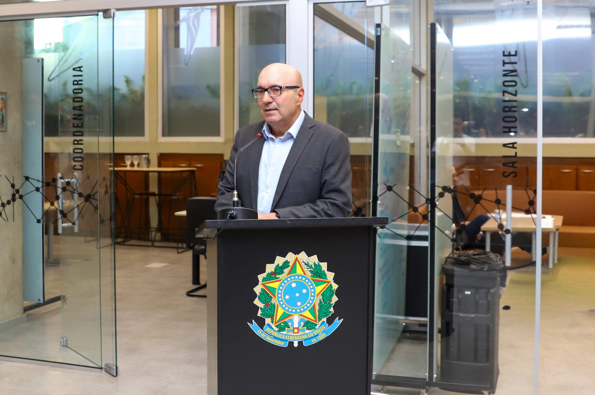 "O prefeito Dário fala ao microfone no púlpito"