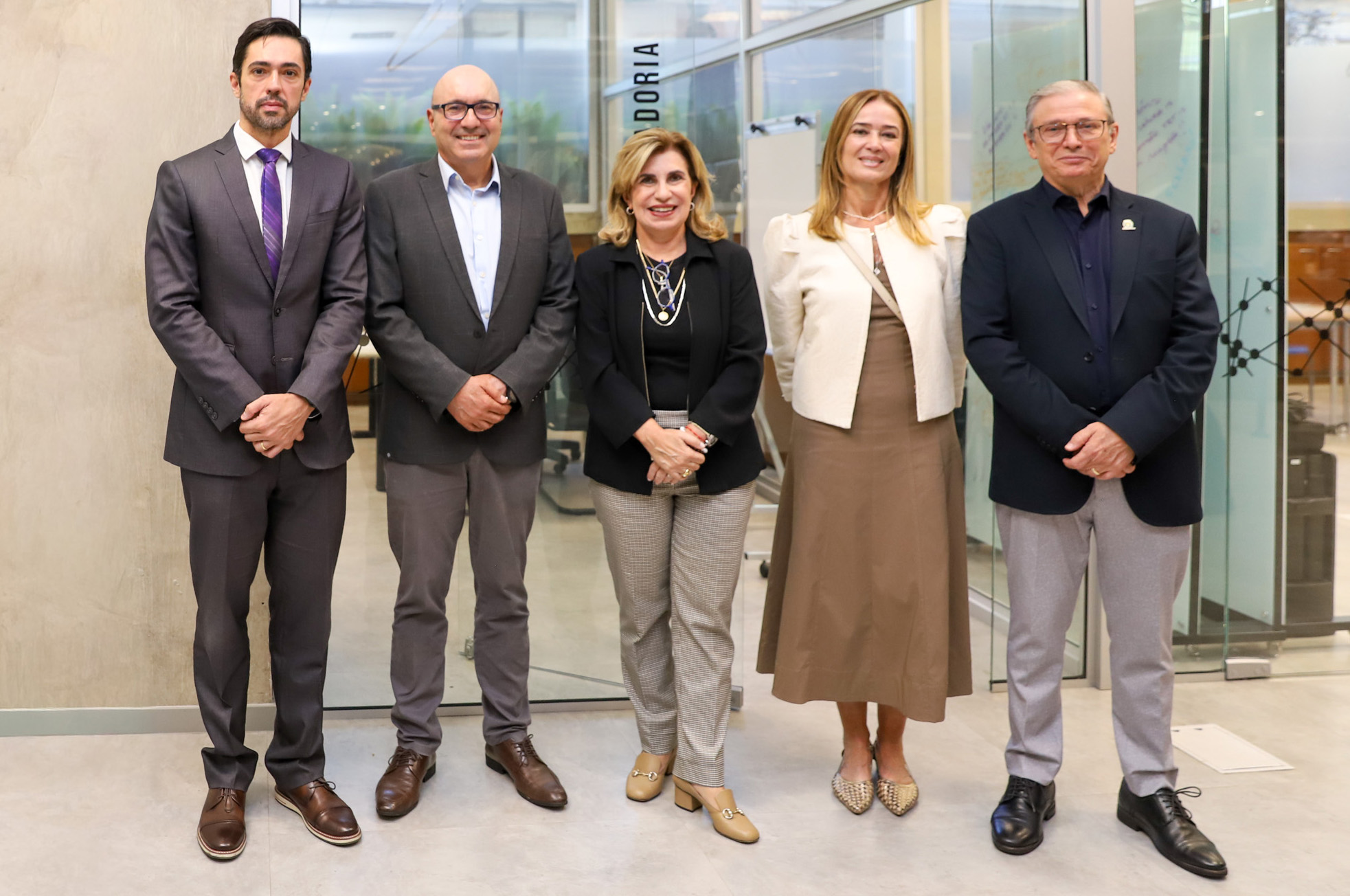 "Foto posada, todos de pé: juiz Francisco Conte, o prefeito Dario, a Dra. Ana Paula, a Dra. Daniela, e o secretário Paulo"