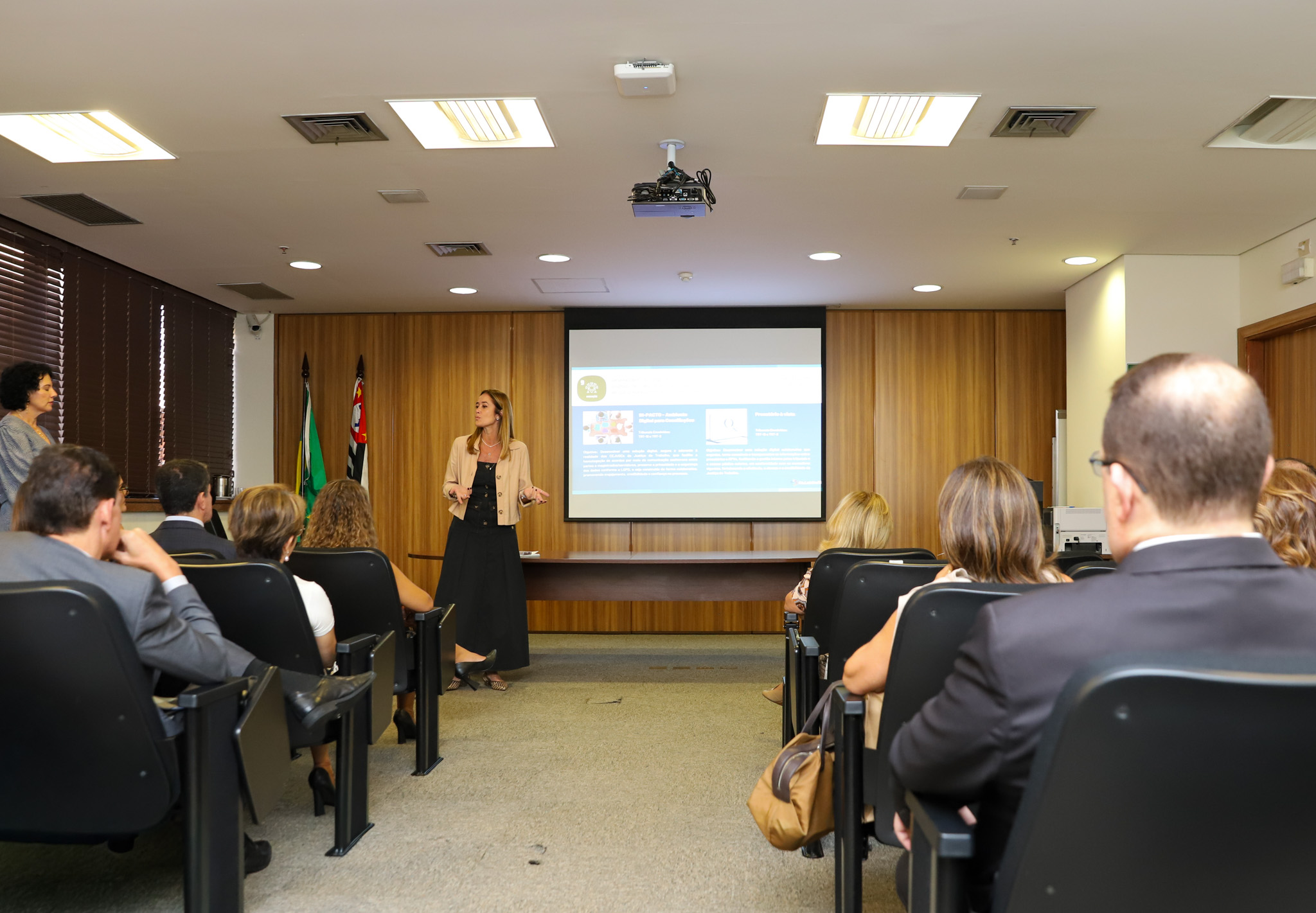 "juíza Daniela fala para o público"