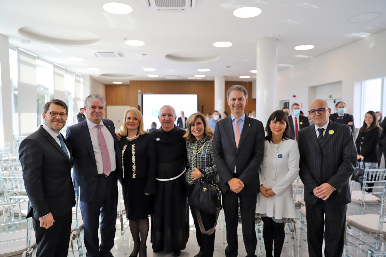 "as magistradas Ana Paula Lockmann (atual presidente do TRT-15) e Ana Amarylis Vilacqua de Oliveira Gulla (presidente do biênio 2020-2022), o procurador do MPT-15, Ronaldo José de Lira, médicos do IOU e o Frei Francisco"