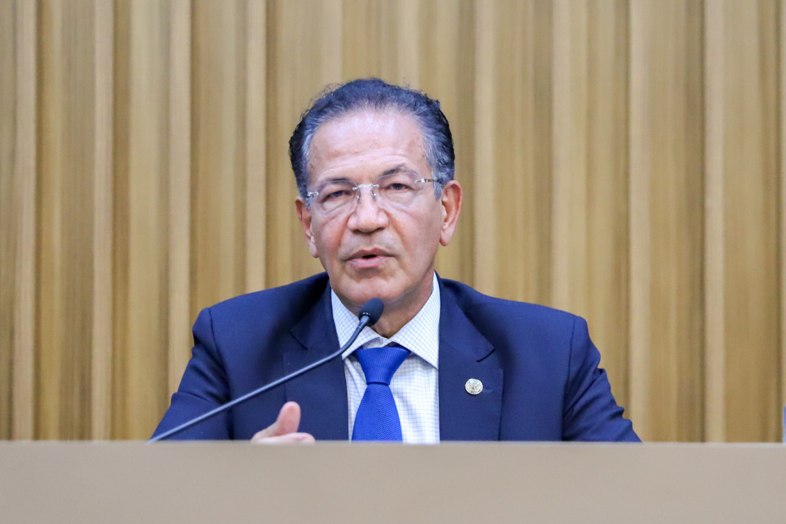 "Ministro Campbell Marques fala ao microfone"