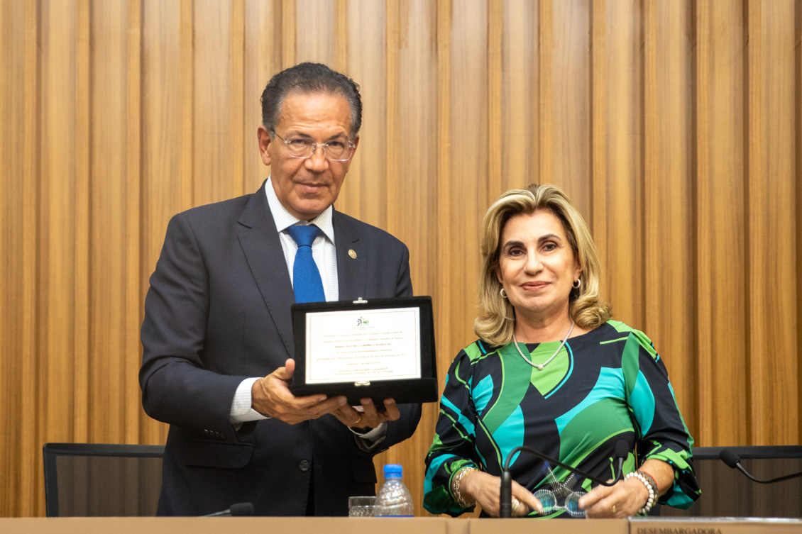 "Ministro Campbell recebe placa e posa para foto ao lado da Dra. Ana Paula"