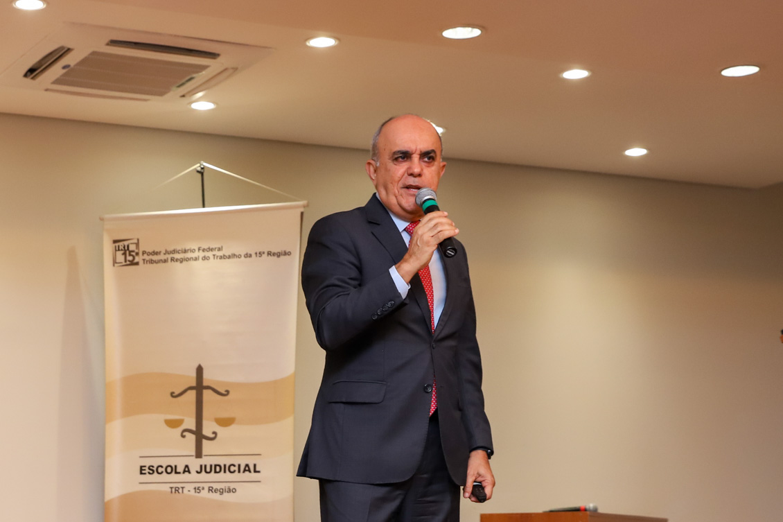 "Ministro Cláudio Brandão está de pé falando ao microfone"