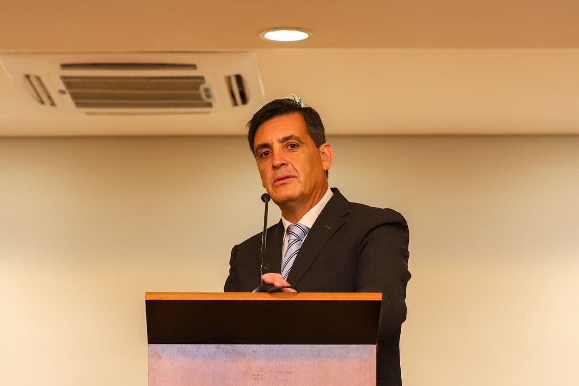"procurador-geral do Trabalho, Gláucio Araújo de Oliveira, fala ao microfone no púlpito"