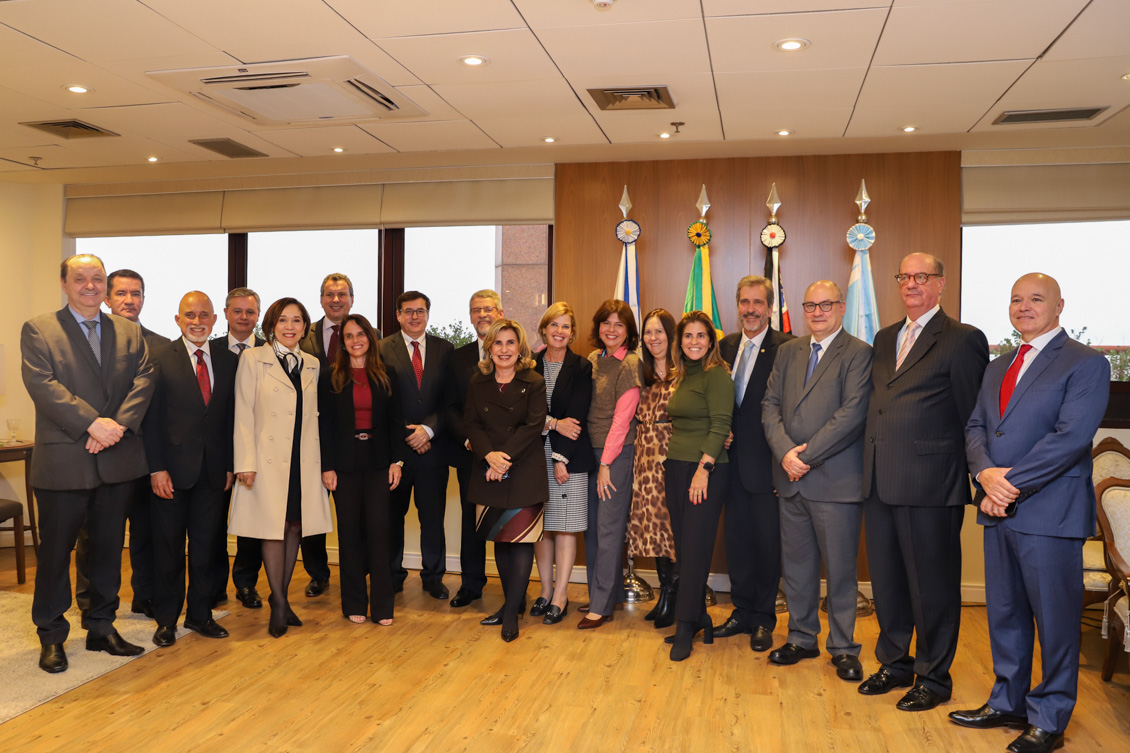 "Desembargadores posam para a foto, no Salão Nobre da Presidência"