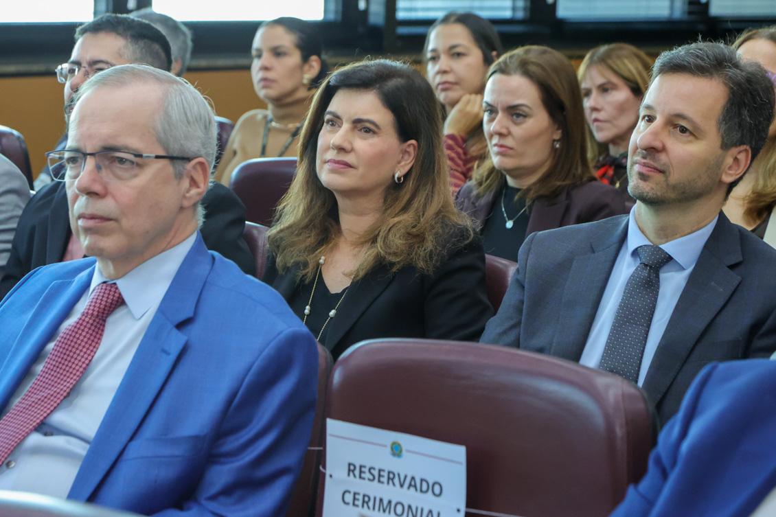 "A foto retrata a platéia, focando na juíza Ana Cláudia e o servidor Vinícius Campos Barnabe"
