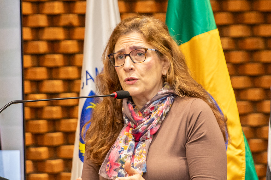 "Dra. Luciana fala no púlpito"