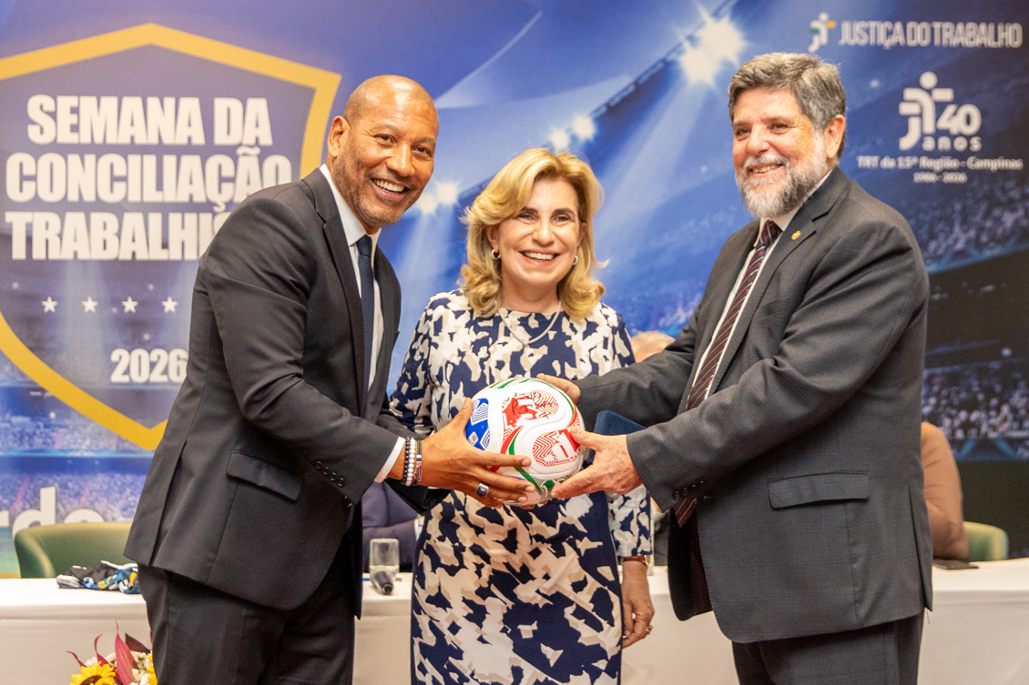 "Mauro Silva, Dra. Ana Paula e ministro Caputo Bastos seguram a bola oficial da copa do mundo"