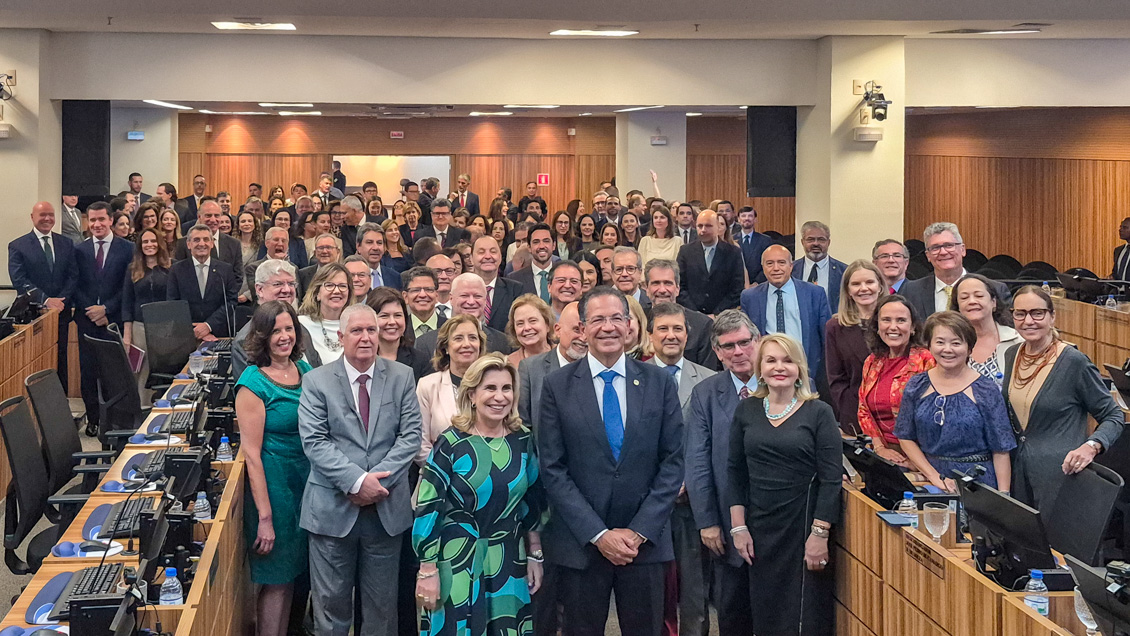 "Foto geral dos desembargadores e juízes com o ministro Campbell"