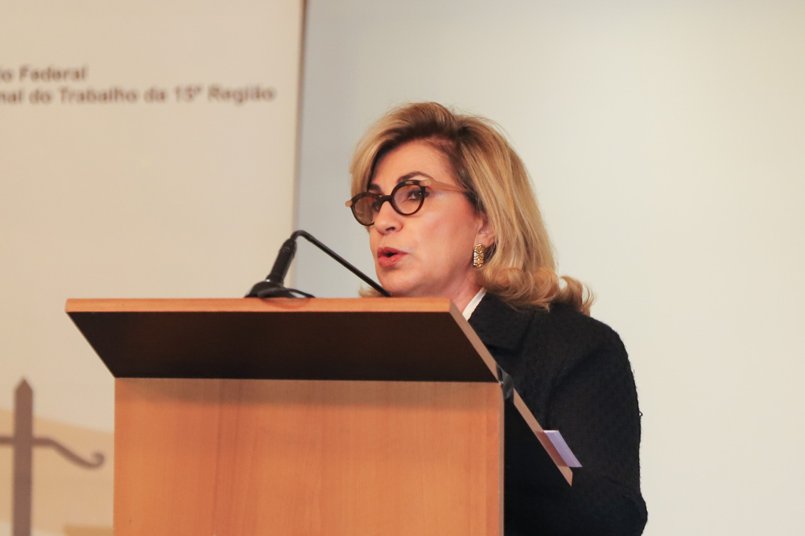 "Dra. Ana Paula discursa no púlpito"