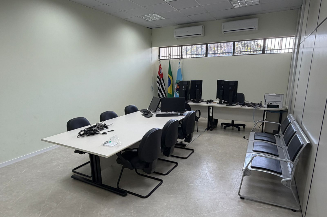 "foto de uma sala de audiência"