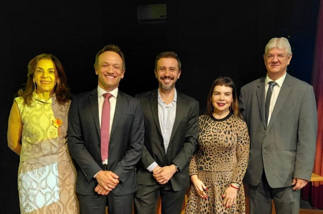 "Foto da Dra. Marcia, de mais dois palestrantes, além da Dra. Marina e Dr. Pelegrini"