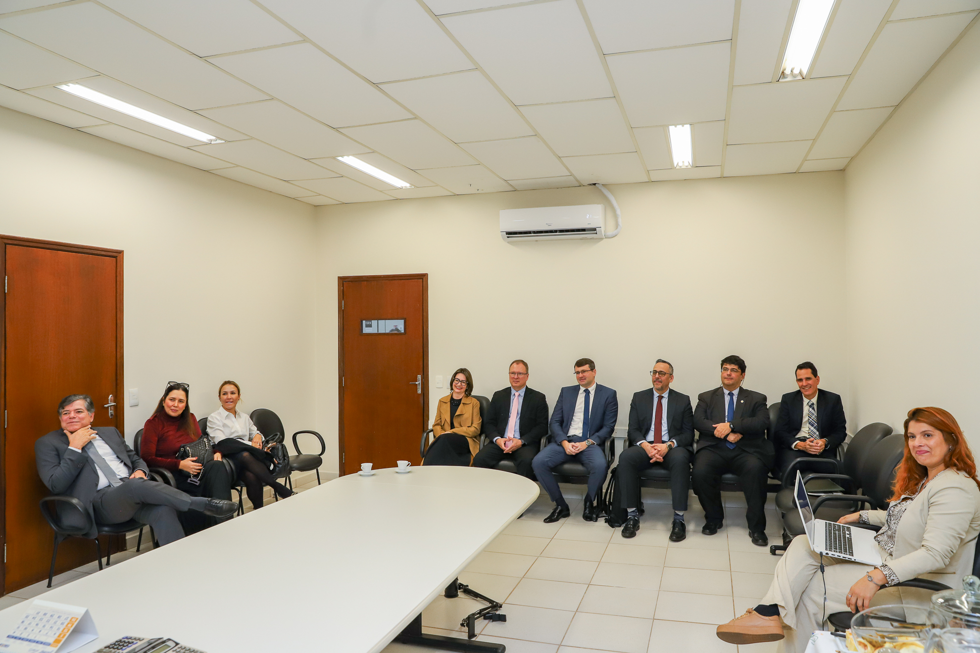 "Juízes participam da reunião, a sala mostra cerca de 10 magistrados"