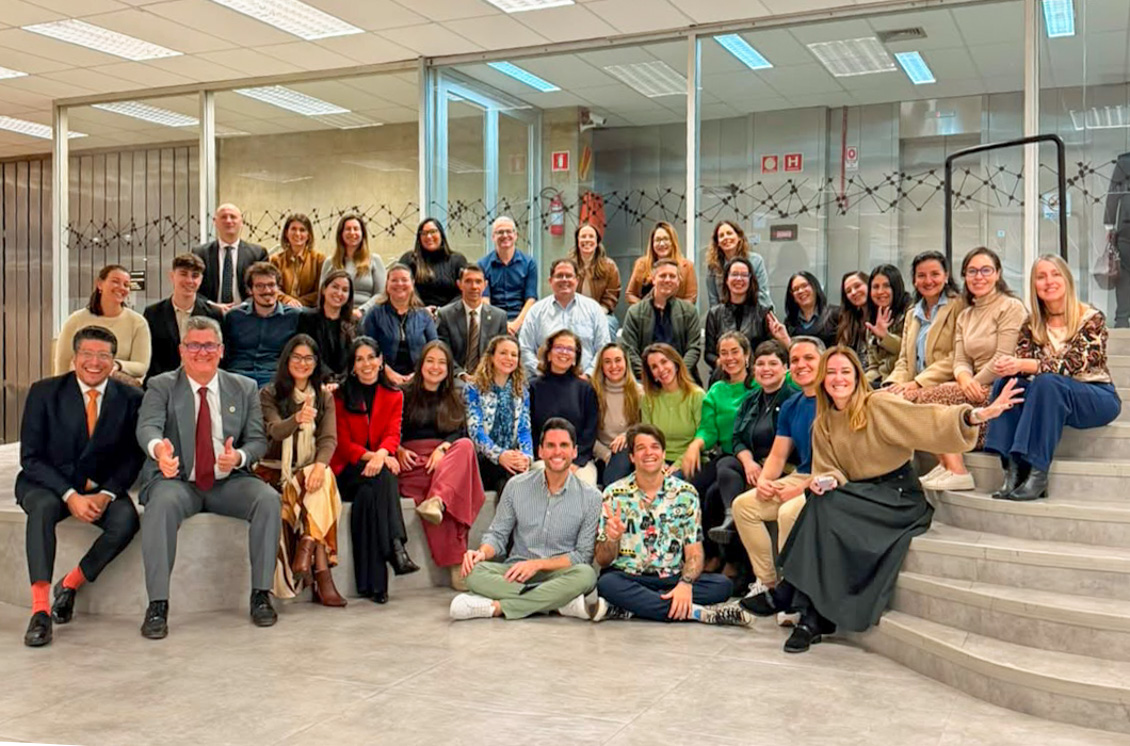 "39 pessoas entre, laboratoristas, instrutores e equipe do laboratório estão sentados na escada do Co.Labora 15 posando para foto"