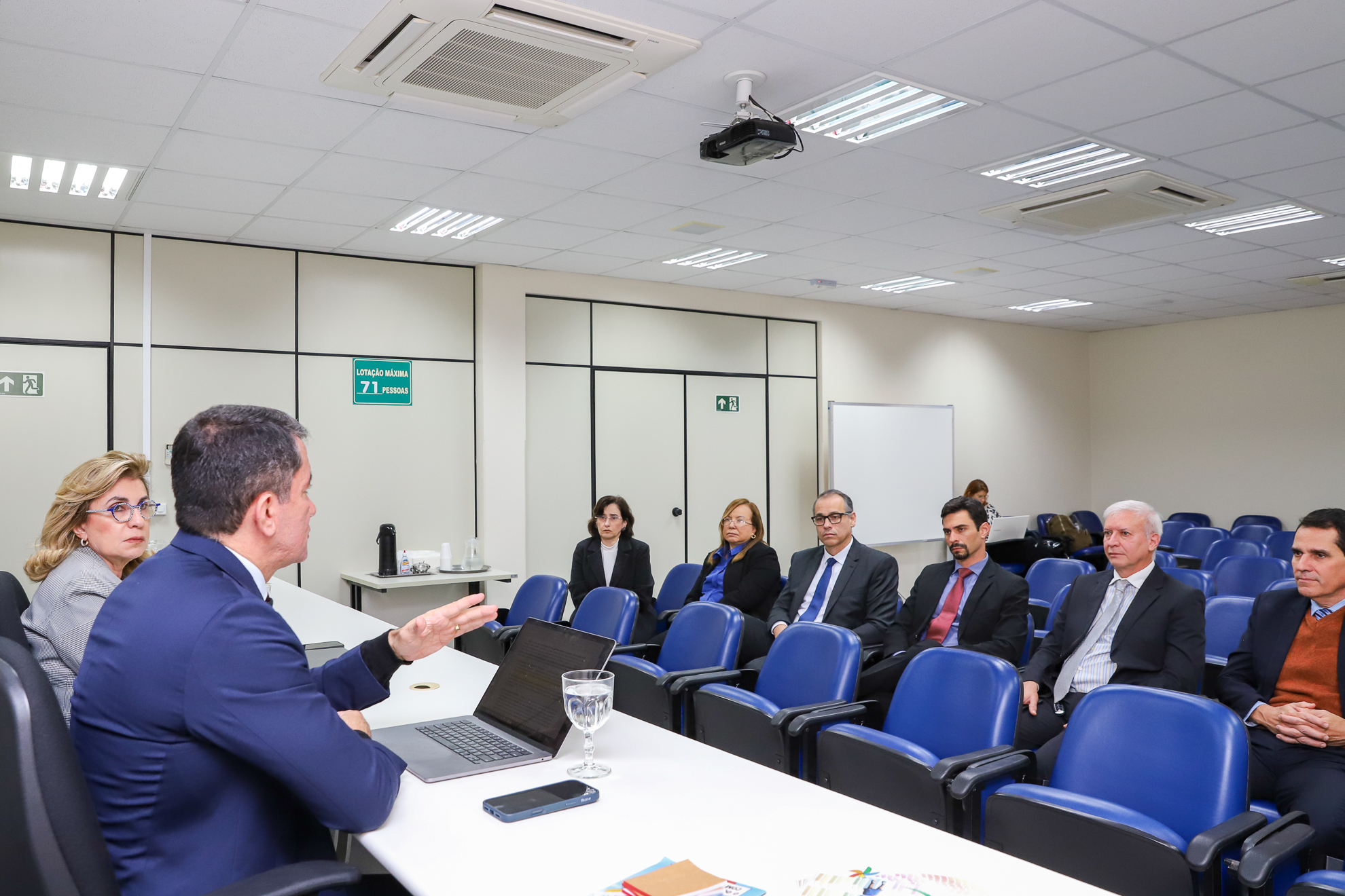 "Juízes sentados acompanham a reunião"