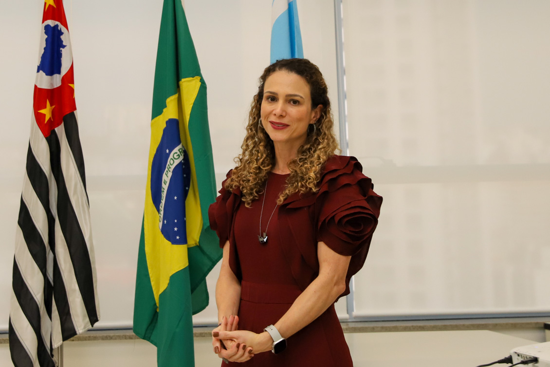 "A juíza Karine fala em pé"