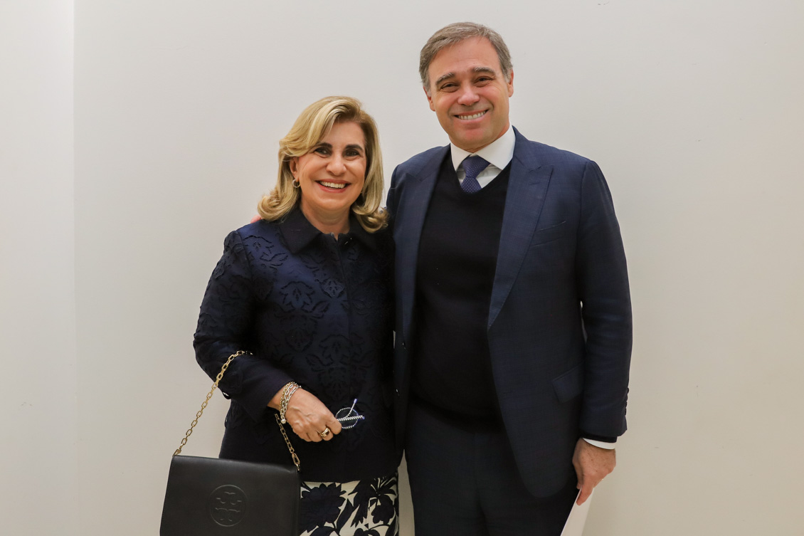 "presidente ana paula e ministro andre posam para foto"