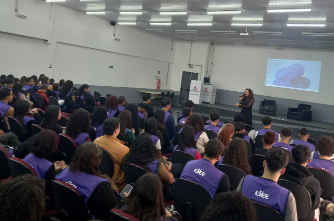 "Dra. Taisa palestra para adolescentes do CIEE em auditório lotado"