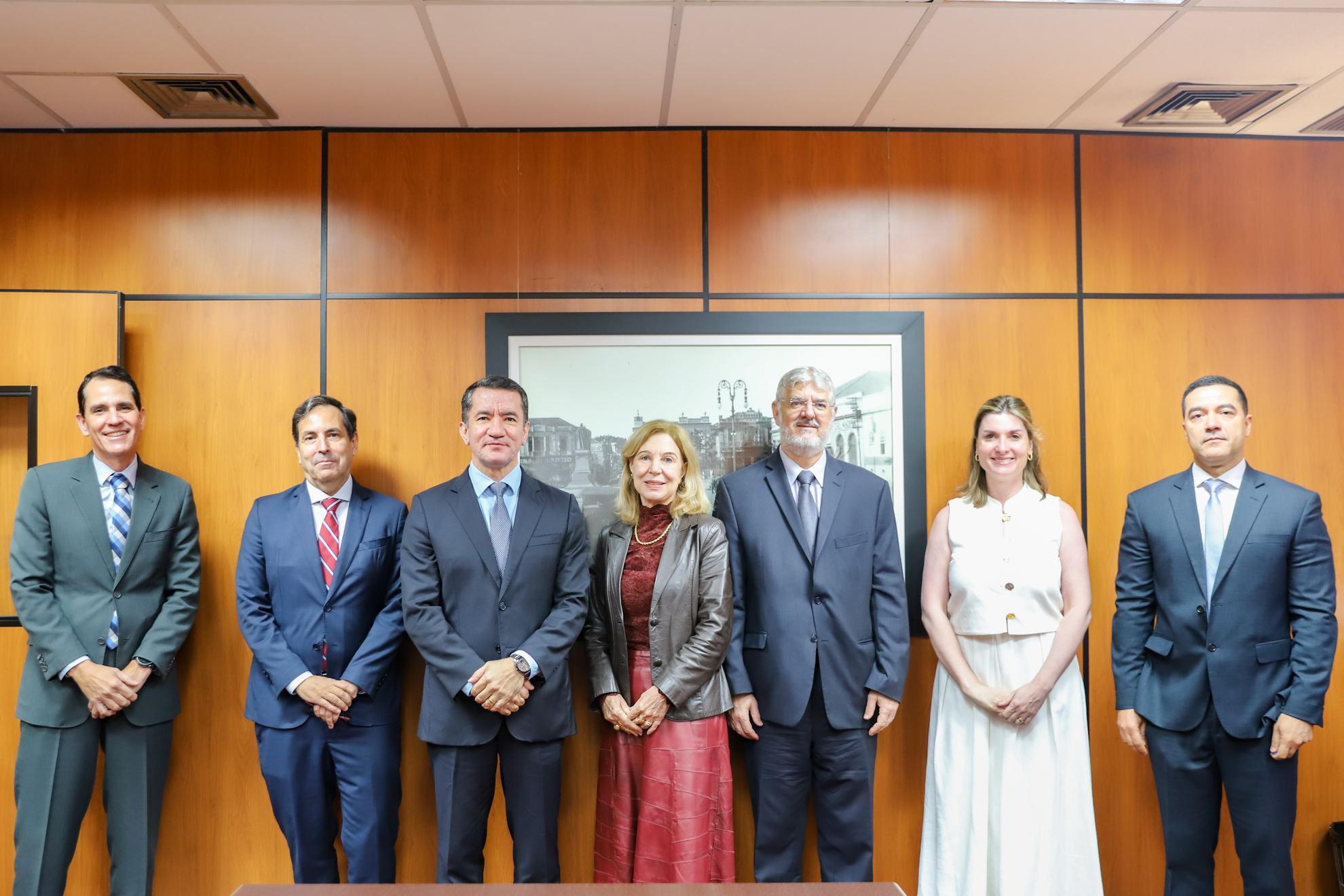 "Foto posada dos magistrados da Corregedoria, do subcomitê, Dra. Antonia e Dr. Marcos Porto e dois servidores"
