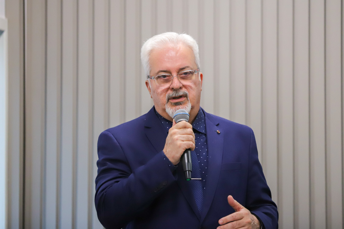 "O desembargador Luiz Felipe fala ao microfone"
