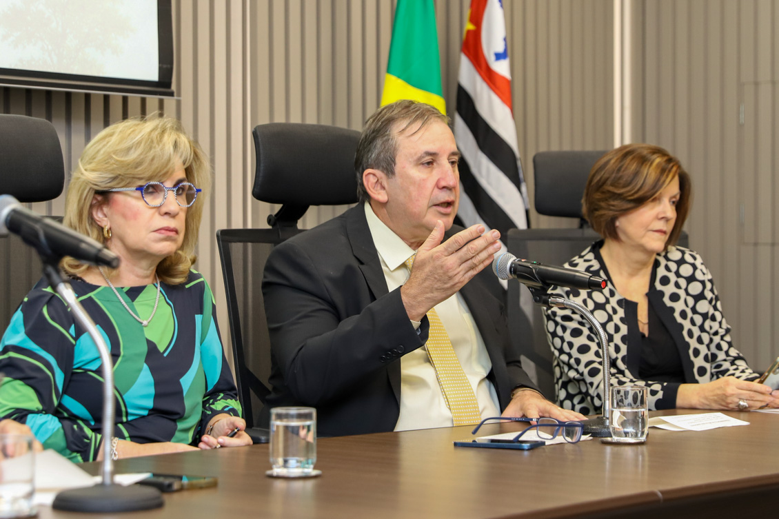 "O magistrado Régis fala ao microfone"