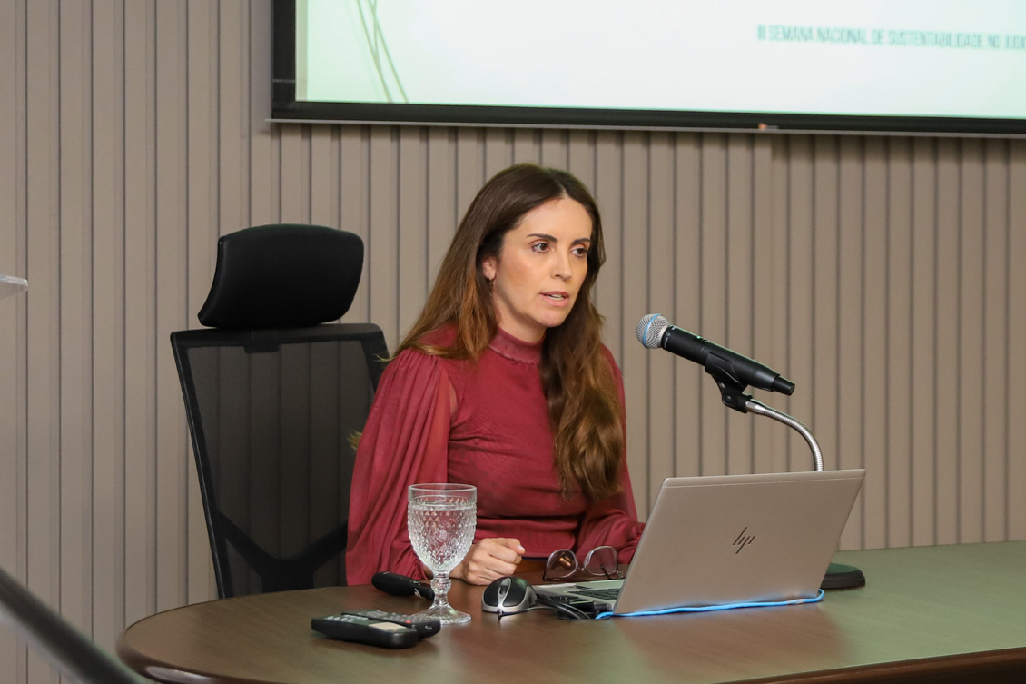 "A servidora Fernanda fala ao microfone"