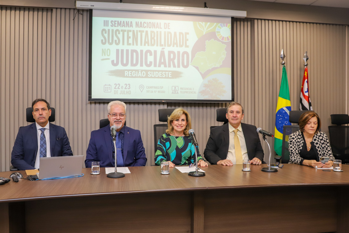 "Três homens e duas mulheres, todos sentados"