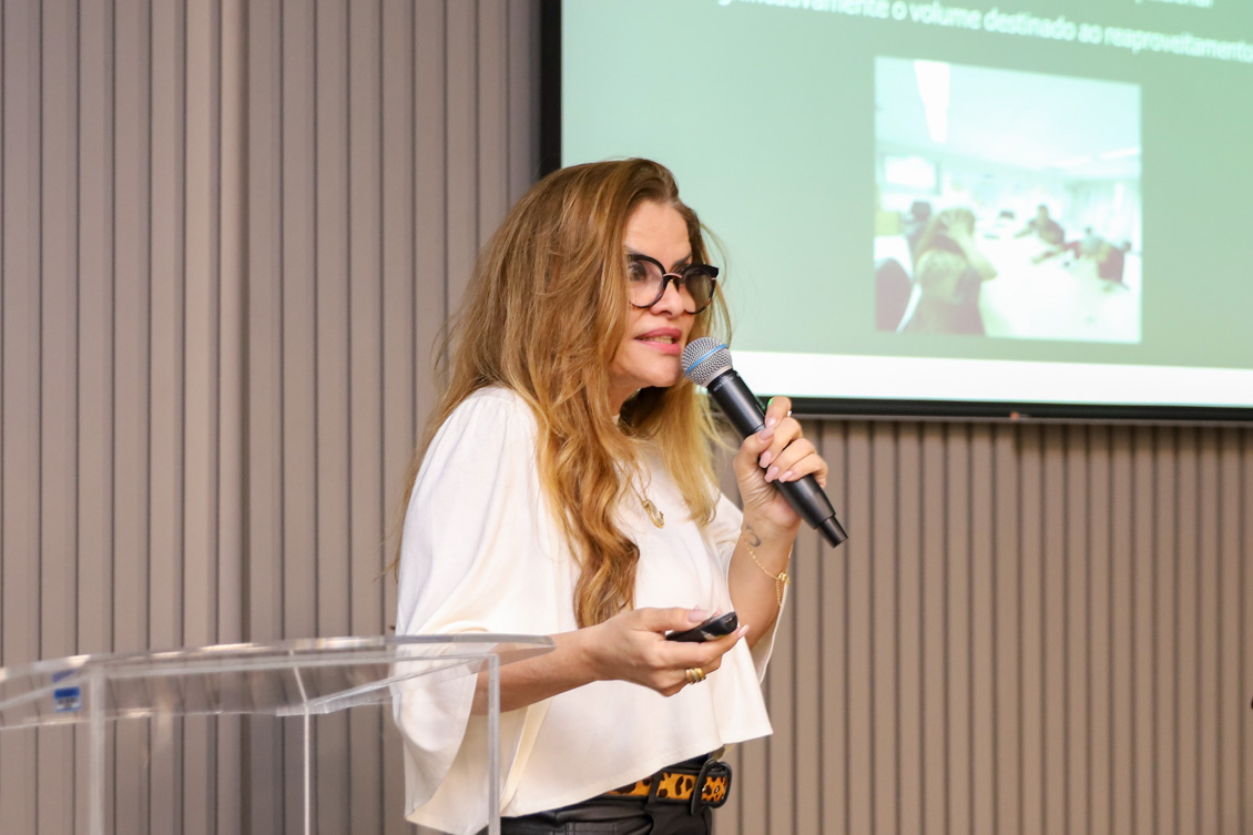 "A servidora Júnia fala ao microfone"