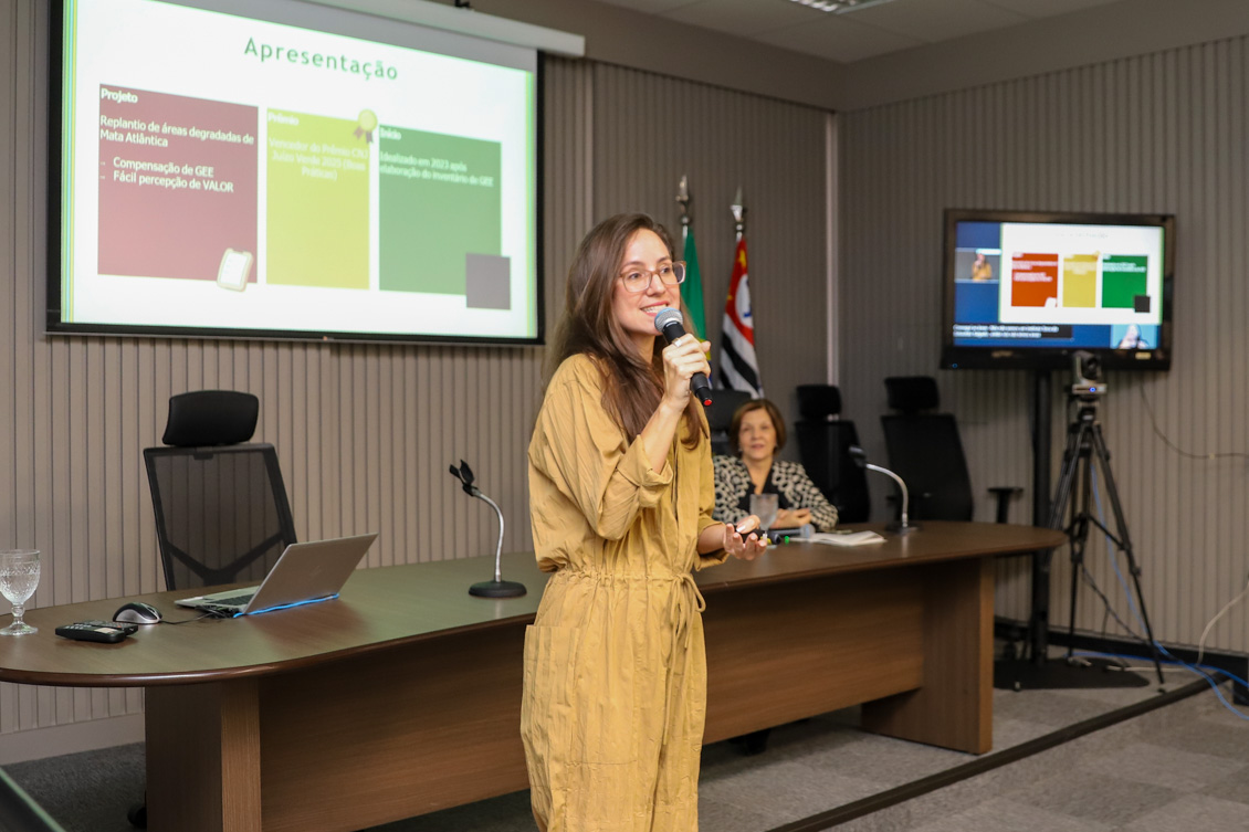 "A servidora Isabella fala ao microfone"