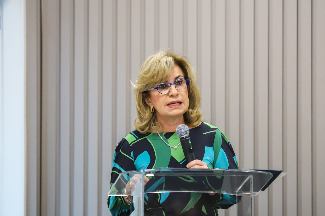 "A presidente fala no púlpito no microfone"