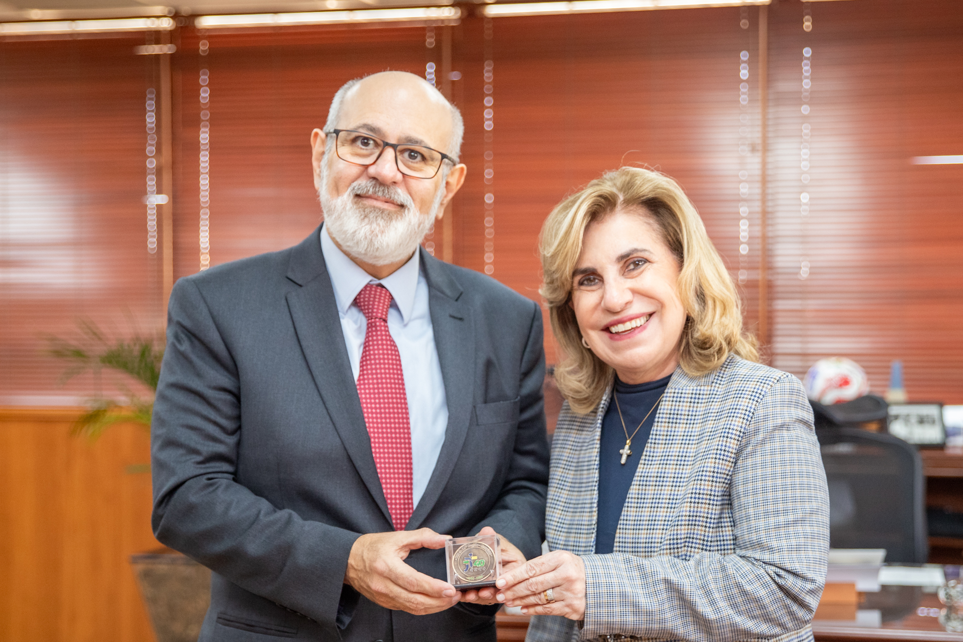 "Dra. Ana Paula entrega a medalha comemorativa dos 40 anos ao presidente da Record"